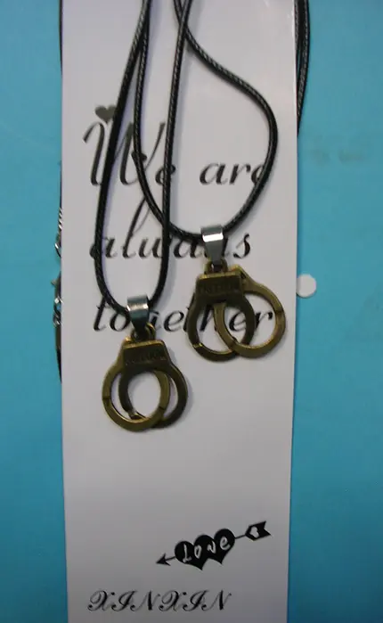 Photo de l’avis officiel: We are  always together Collier — risque: Risque chimique (A12/01509/20)
