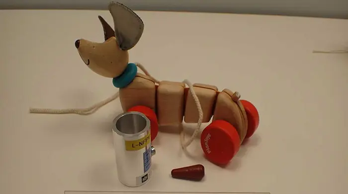 Foto aus der offiziellen Meldung: Plan Toys happy puppy Holzspielzeug — Risiko: Ersticken