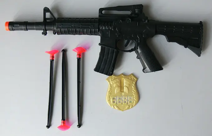 Foto dell’avviso ufficiale: Toys Needle gun with target Set di pistole giocattolo — rischio: Rischio chimico & Ostruzione delle vie aeree