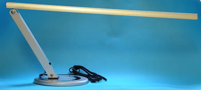 Photo de l’avis officiel: Professional Table Lamp / Asztali Lampa Lampe de bureau — risque: Brûlures & Choc électrique