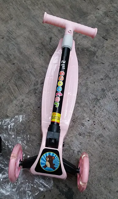 Photo from the official notice: 21st Scooter toy scooter — entrapment & injuries risk