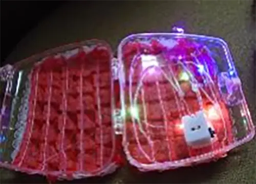 Photo de l’avis officiel: LED Toy Handbag Sac à main de jouet — risque: Risque chimique & Étouffement