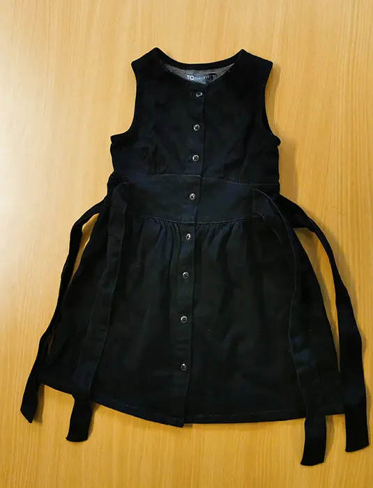 Foto aus der offiziellen Meldung: TQF Kinderkleid — Risiko: Einklemmen