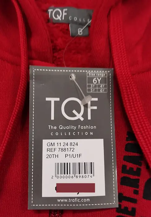 Foto aus der offiziellen Meldung: TQF Kinderpullover — Risiko: Strangulierung
