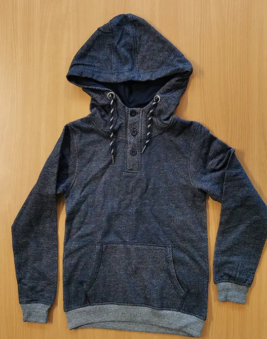 Foto aus der offiziellen Meldung: TQF Kapuzenpullover für Kinder — Risiko: Strangulierung