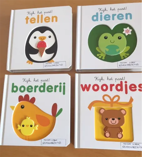 Foto uit de officiële melding: Kijk, het past! Dieren/Tellen/Woordjes/Boerderij Set van kartonnen boeken — risico: Verstikking door inslikken