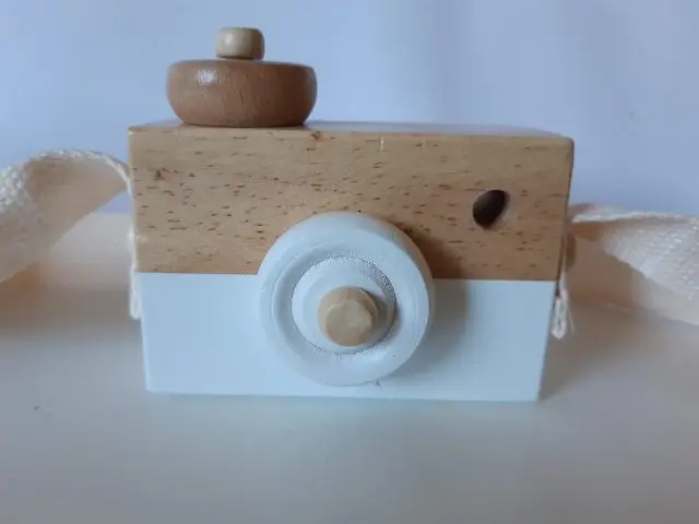 Photo de l’avis officiel: Caméra de jouet en bois — risque: Étouffement & Etranglement
