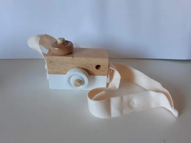 Photo de l’avis officiel: Caméra de jouet en bois — risque: Étouffement & Etranglement