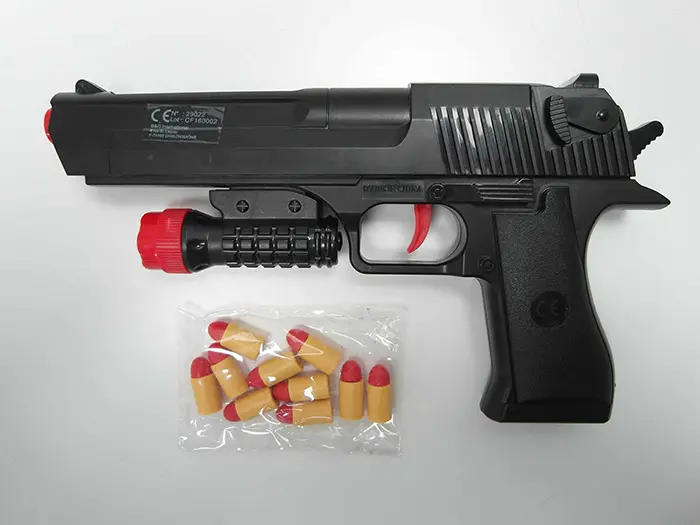 Foto uit de officiële melding: B &amp; G International Pistolet avec chargeur Speelgoedgeweer — risico: Aantasting van het gezichtsvermogen