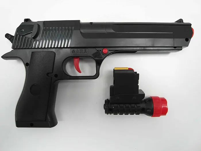 Foto uit de officiële melding: B &amp; G International Pistolet avec chargeur Speelgoedgeweer — risico: Aantasting van het gezichtsvermogen