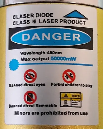 Photo de l’avis officiel: LASER (on the packaging); Li thium battery charger (on the charger) Pointeur laser avec chargeur — risque: Dommages à la vue & Choc électrique