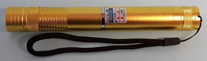 Photo de l’avis officiel: LASER (on the packaging); Li thium battery charger (on the charger) Pointeur laser avec chargeur — risque: Dommages à la vue & Choc électrique