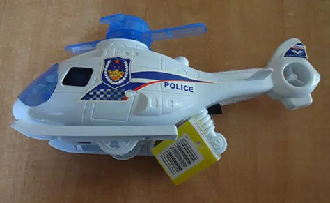 Photo de l’avis officiel: Light Fly Police Hélicoptère jouet aux bonbons — risque: Étouffement & Blessures