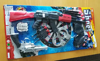 Foto aus der offiziellen Meldung: Police kit 'Shoot' Spielzeugpistole Set — Risiko: Ersticken