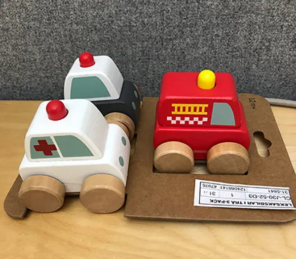 Foto do aviso oficial: Clas Ohlson Utryckningsfordon Conjunto de carro de madeira — risco: Engasgamento