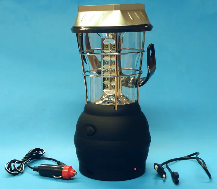 Foto aus der offiziellen Meldung: Super Bright Hand Crank Solar LED Lantern / Kemping fény Tragbare LED-Lampe — Risiko: Verbrennungen & Elektrischer Schlag