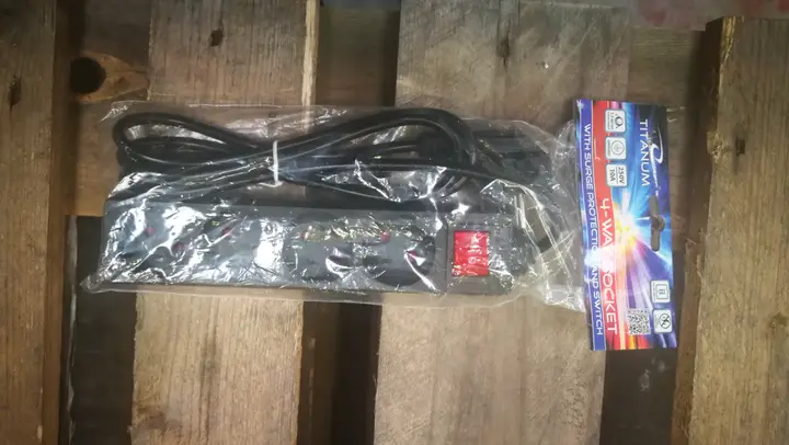 Photo de l’avis officiel: TITANUM 4-Way Socket Plomb d’extension — risque: Choc électrique & Incendie