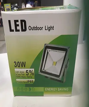 Foto dell’avviso ufficiale: LED reflektor Luce esterna a LED — rischio: Scossa elettrica