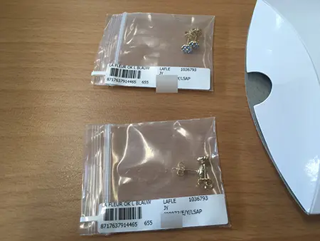 Photo de l’avis officiel: la fleur OK L. Blauw Boucles d’oreilles — risque: Risque chimique