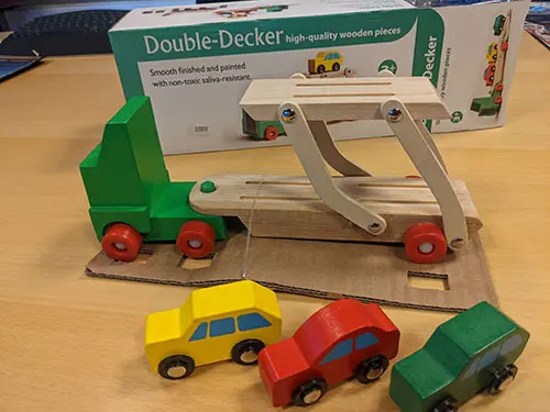 Foto aus der offiziellen Meldung: Double Decker Holzspielzeug Auto — Risiko: Ersticken