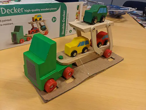 Foto aus der offiziellen Meldung: Double Decker Holzspielzeug Auto — Risiko: Ersticken