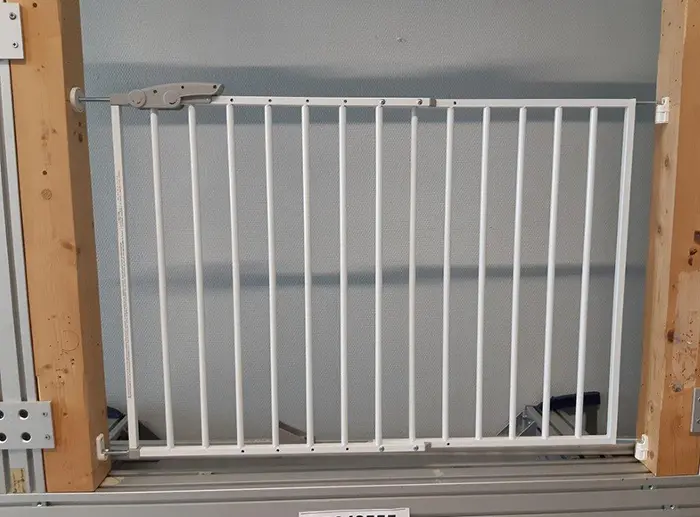 Foto aus der offiziellen Meldung: Baby and Kids Metalen Traphek Oslo wit Sicherheitstor für Kinder — Risiko: Ersticken