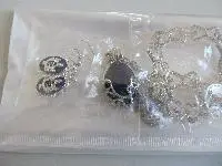 Zdjęcie z oficjalnego zgłoszenia: Orion Creations Vampire Diaries Geschenkpackung Halsketten, Ohrringe und Armband in Kissenkasten Zestaw biżute — ryzyko: Chemiczne