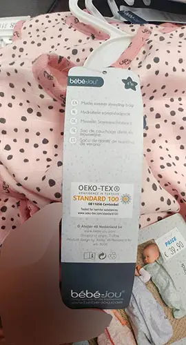 Foto aus der offiziellen Meldung: Baby- jou Muslin sleeping bag Schlafsack — Risiko: Einklemmen & Ersticken durch Sauerstoffmangel