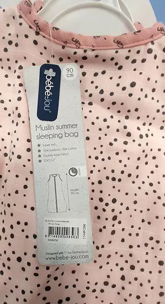 Foto aus der offiziellen Meldung: Baby- jou Muslin sleeping bag Schlafsack — Risiko: Einklemmen & Ersticken durch Sauerstoffmangel
