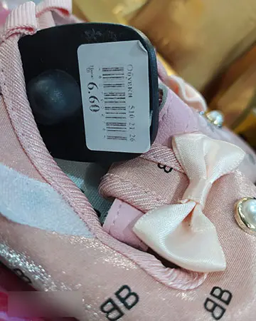 Photo de l’avis officiel: Chaussures pour enfants — risque: Étouffement (A12/00562/21)