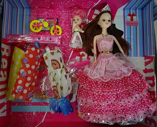 Foto uit de officiële melding: Beauty Lovely Girl Set van plastic poppen met accessoires — risico: Chemische risico's