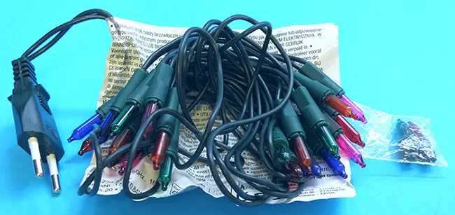 Foto aus der offiziellen Meldung: Kik Textilien und Non-Food GmbH. LICHTERKETTE Beleuchtungskette — Risiko: Elektrischer Schlag
