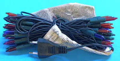 Foto aus der offiziellen Meldung: Kik Textilien und Non-Food GmbH. LICHTERKETTE Beleuchtungskette — Risiko: Elektrischer Schlag