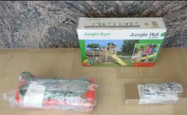 Foto dell’avviso ufficiale: Jungle Gym Jungle Gym Hut Play tower with swing module Jungle Parco giochi con scivolo e altalena — rischio: Intrappolamento