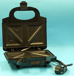 Foto dell’avviso ufficiale: CLATRONIC SANDWICH TOASTER / Szendvicssütő Produttore di panini — rischio: Scossa elettrica