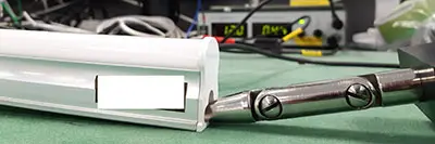 Foto aus der offiziellen Meldung: Optonica Led Tl LED-Röhre Licht — Risiko: Elektrischer Schlag