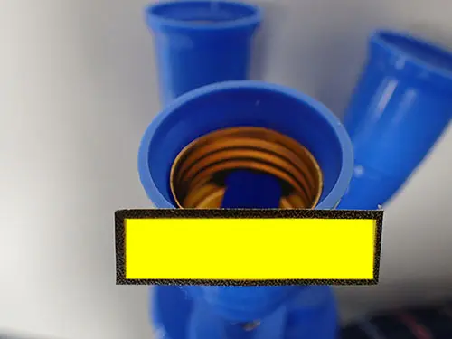 Foto aus der offiziellen Meldung: Lampenadapter — Risiko: Elektrischer Schlag