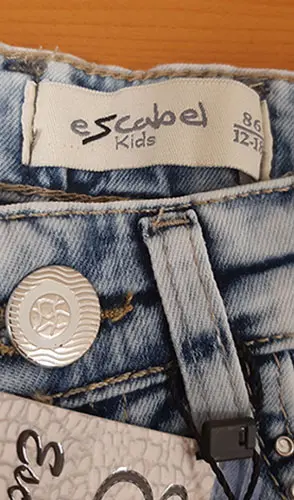 Foto aus der offiziellen Meldung: Escabel kids Kinder Jeans — Risiko: Ersticken