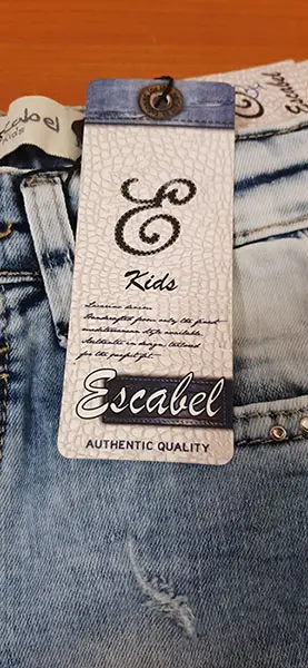 Foto aus der offiziellen Meldung: Escabel kids Kinder Jeans — Risiko: Ersticken
