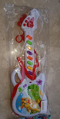 Foto dell’avviso ufficiale: Happy Star Gitara na baterie Chitarra giocattolo — rischio: Rischio chimico & Ostruzione delle vie aeree