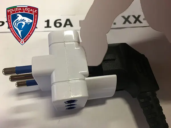 Foto aus der offiziellen Meldung: AIGOSTAR 3 WAY ADAPTOR 16A Multi-Socket-Adapter — Risiko: Elektrischer Schlag