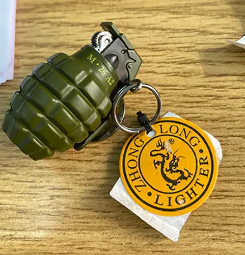 Foto dell’avviso ufficiale: Zhong Long FUZE M217 ME175B 008-803 Accendino per novità — rischio: Ustioni & Incendio
