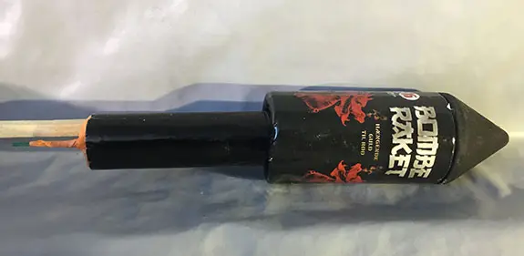 Foto uit de officiële melding: Fyrværkerieksperten a/s Bomberaket — risico: Aantasting van het gezichtsvermogen