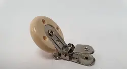 Foto aus der offiziellen Meldung: Wibra Clip voor speenkoord Ein anderer Halter — Risiko: Ersticken