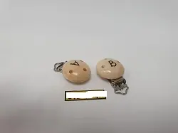 Foto aus der offiziellen Meldung: Wibra Clip voor speenkoord Ein anderer Halter — Risiko: Ersticken