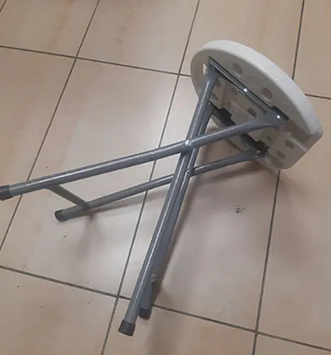 Photo de l’avis officiel: Folding stool Tabouret pliant — risque: Blessures (A12/01395/21)