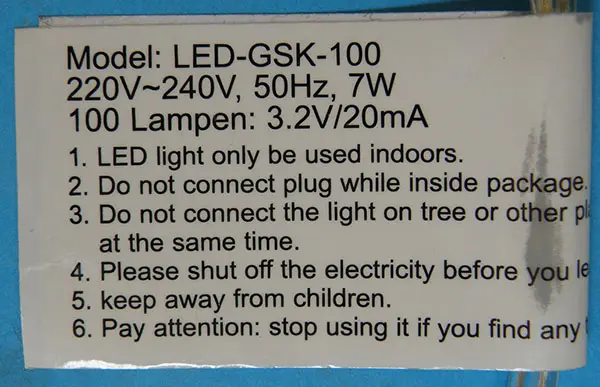 Photo from the official notice: LED 100 BOMBILLAS / beltéri LED karácsonyi égősor lighting chain — burns & electric shock risk (A12/01398/21)