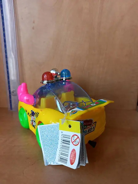Foto dell’avviso ufficiale: Fantasy Toys &amp; Candies Light Cartoon Police Auto giocattolo con caramelle — rischio: Ostruzione delle vie aeree