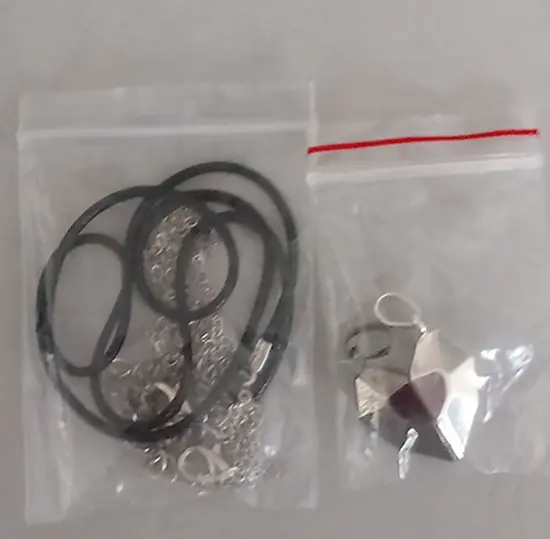 Photo de l’avis officiel: Collier avec pendentif en forme de coeur — risque: Risque chimique