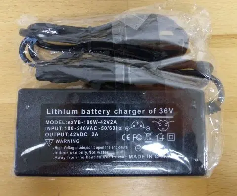 Foto dell’avviso ufficiale: Chargeur adaptateur d'alimentation 42 V pour scooter autoéquilibrant 2 roues Hoverboard monocycle Caricabatter — rischio: Scossa elettrica